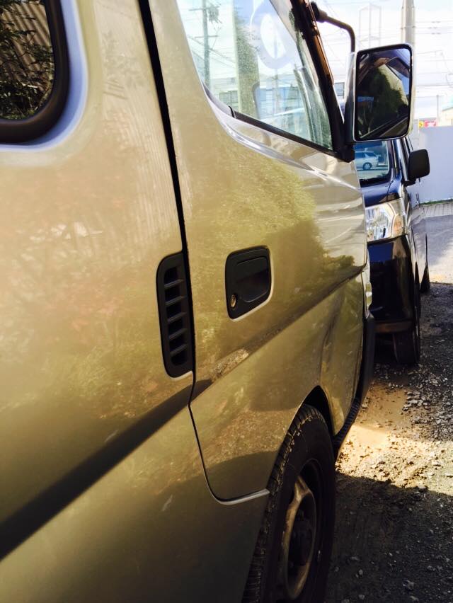 ニッサン キャラバンの右フロントドアの鈑金