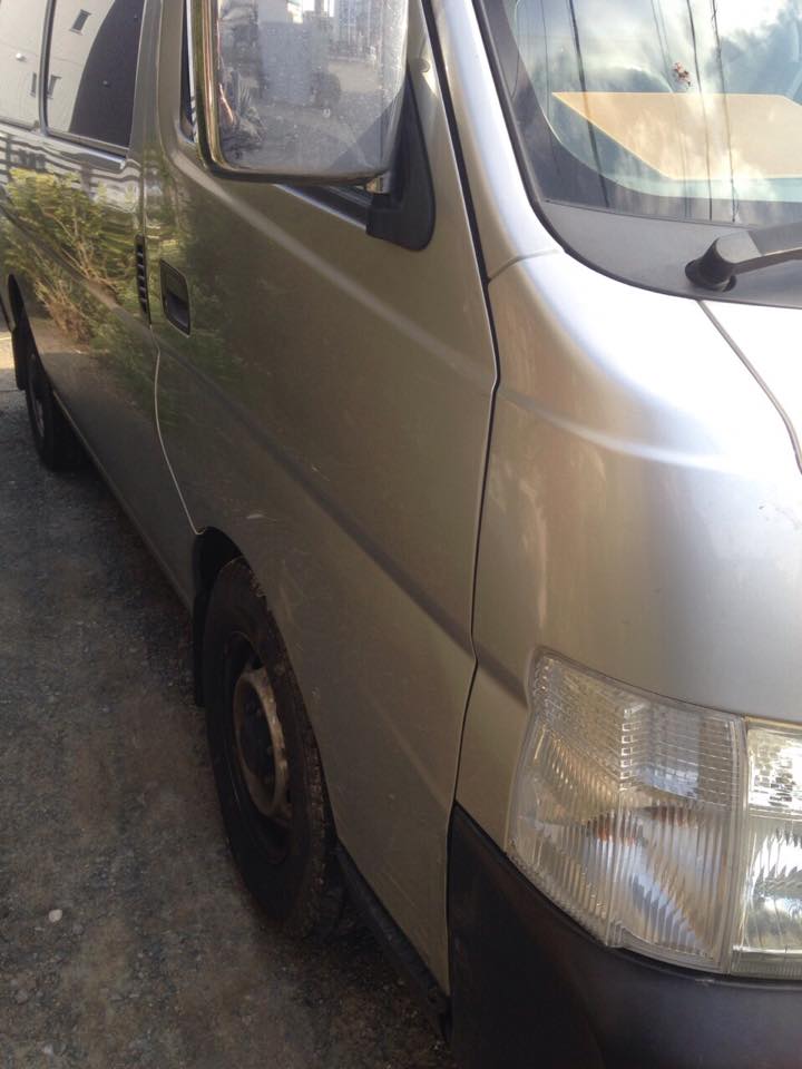 ニッサン キャラバンの右フロントドアの鈑金