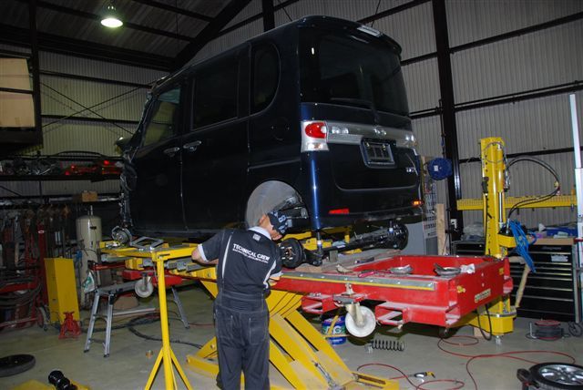 ダイハツ　タントカスタム（DAIHATSU)　鈑金塗装　フレーム修正　イタリア製スパネーゼ社　フレームジグ修正機　自動車修理事例②