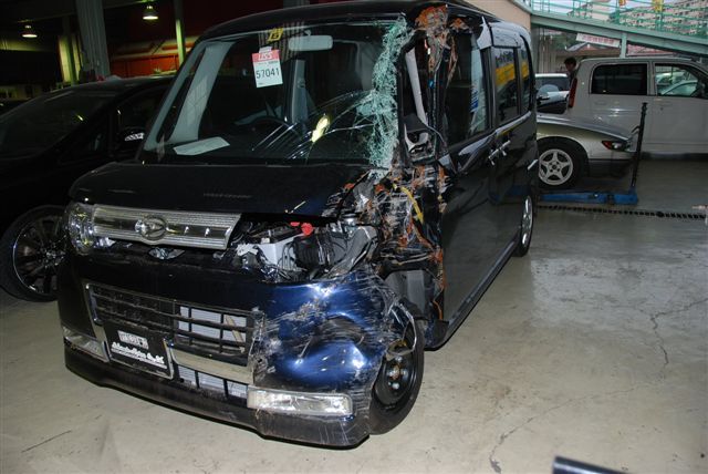 ダイハツ　タントカスタム（DAIHATSU)　鈑金塗装　フレーム修正　イタリア製スパネーゼ社　フレームジグ修正機　自動車修理事例②
