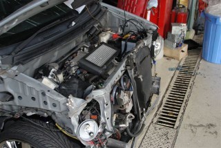 ダイハツ　ムーヴカスタム（DAIHATSU)　 フレーム修正　顔面移植　鈑金　塗装　スパネーゼ社　イタリア製ジグ修正機使用　