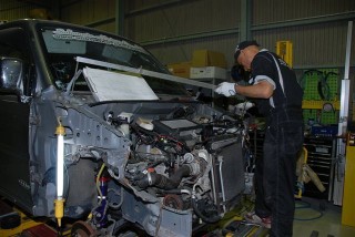 ダイハツ　ムーヴカスタム（DAIHATSU)　 フレーム修正　顔面移植　鈑金　塗装　スパネーゼ社　イタリア製ジグ修正機使用　