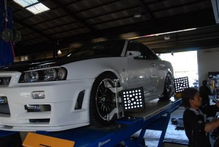 日産　スカイライン（NISSAN)　34GT-R　4輪アライメント（アムテックス）