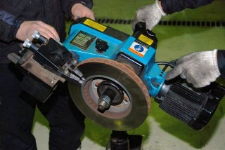 トヨタ　マークⅡブリット　(TOYOTA　MARK Ⅱ BLIT)　ブレーキオーバーホール　ブレーキローター研磨　自動車修理事例