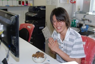 本日は、坂本自動車特製治敏シェフの手作り牛丼を、八幡東区★から来られたK様に食べていただいています。