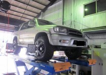 トヨタ　ハイラックスサーフ（TOYOTA　HILUX　SURF）　4輪アライメント調整　アムテックス社製4輪アライメントテスター使用