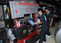 エリシオンタイヤ交換　タイヤチェンジャーはEIWA　BOSS使用　タイヤ交換なら坂本自動車に任せてください。