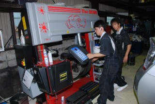 エリシオンタイヤ交換　タイヤチェンジャーはEIWA　BOSS使用　タイヤ交換なら坂本自動車に任せてください。