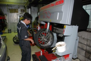 エリシオンタイヤ交換　タイヤチェンジャーはEIWA　BOSS使用　タイヤ交換なら坂本自動車に任せてください。