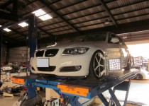 BMW　３２０i　4輪アライメント調整　アムテックス社製アライメントテスター使用