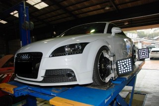 アウディ　TT(AUDI　TT)　4輪アライメント調整　アムテックス社製アライメントテスター使用