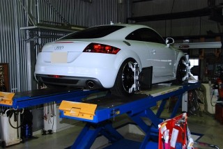 アウディ　TT(AUDI　TT)　4輪アライメント調整　アムテックス社製アライメントテスター使用
