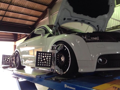 Audi TTクワトロの4輪アライメント調整