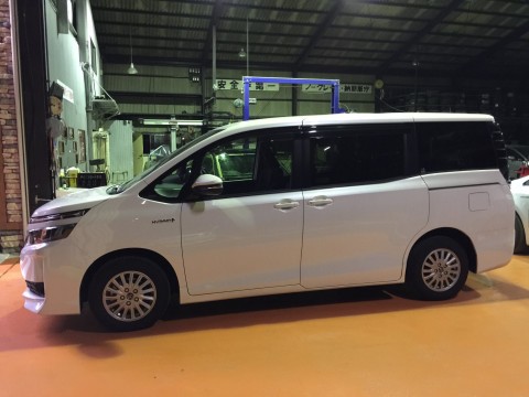 トヨタ　ヴォクシー鈑金