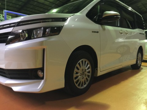 トヨタ　ヴォクシー鈑金