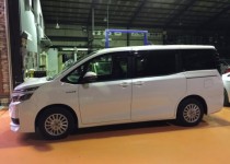 トヨタ　ヴォクシー鈑金