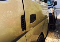 ニッサン キャラバンの右フロントドアの鈑金出張修理