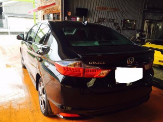 HONDA　GRACE（ホンダグレイス）リヤバンパー修理