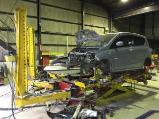 フレーム修正の様子