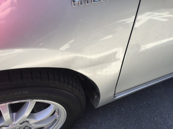 TOYOTA PRIUSα（トヨタプリウスアルファ）フロントフェンダーの修理