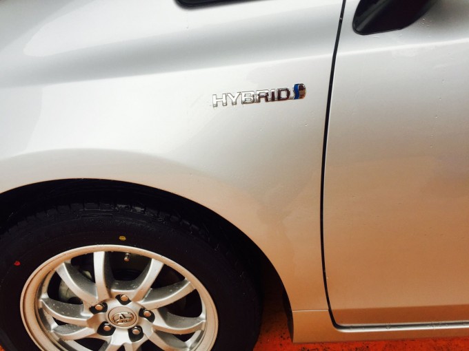 TOYOTA PRIUSα（トヨタプリウスアルファ）フロントフェンダーの修理