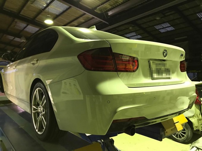 BMW 3シリーズの鈑金塗装・アルミホイール修理