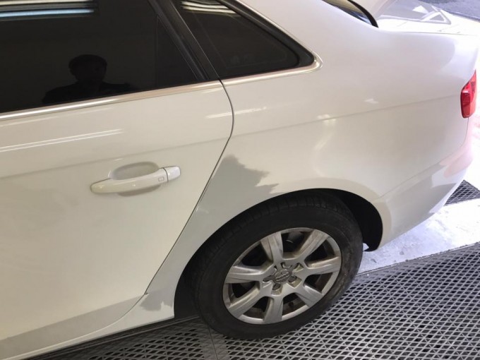 Audi A4（アウディエーフォー）板金塗装